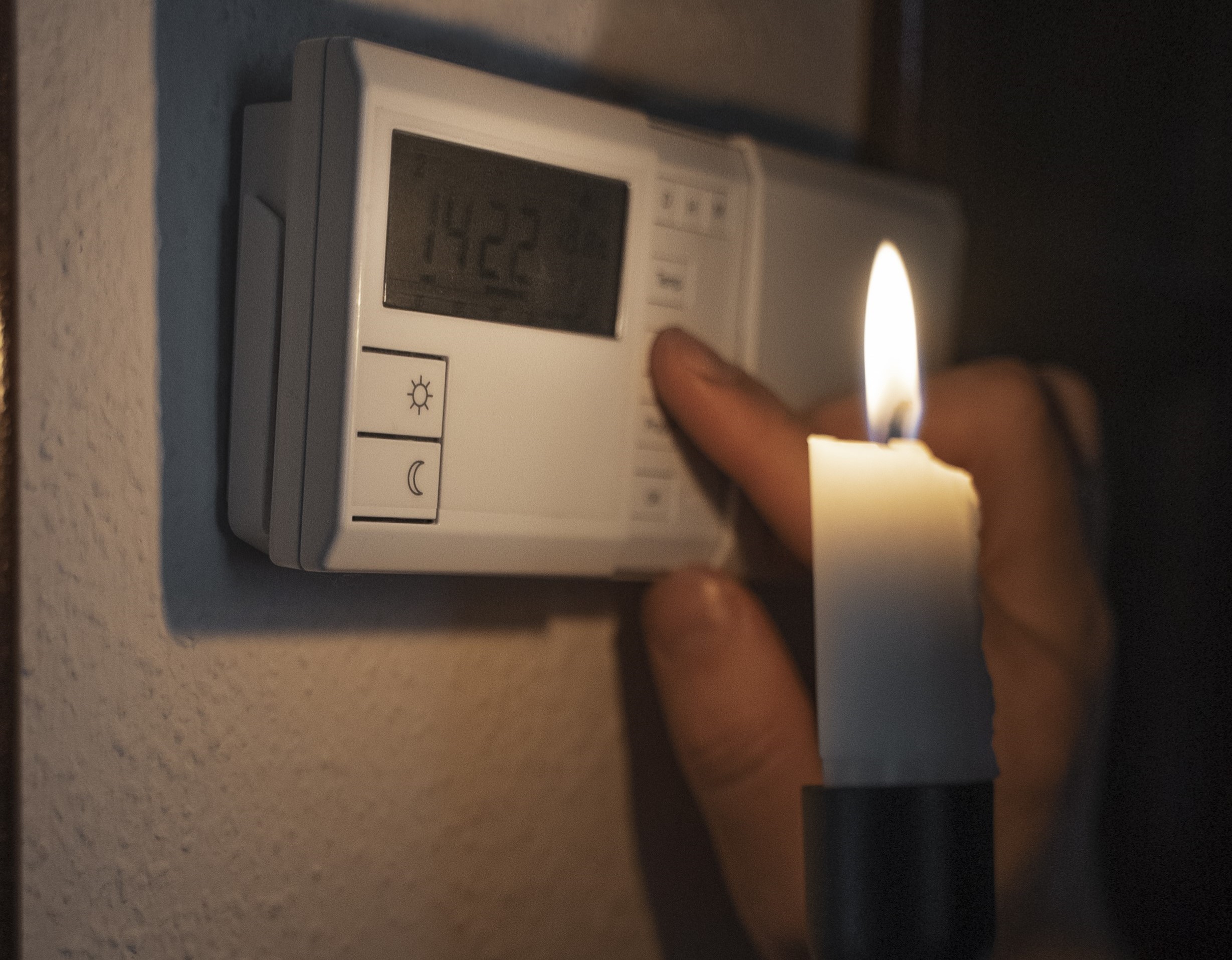 man-turning-off-thermostat-energy-crisis urgence dépannage
